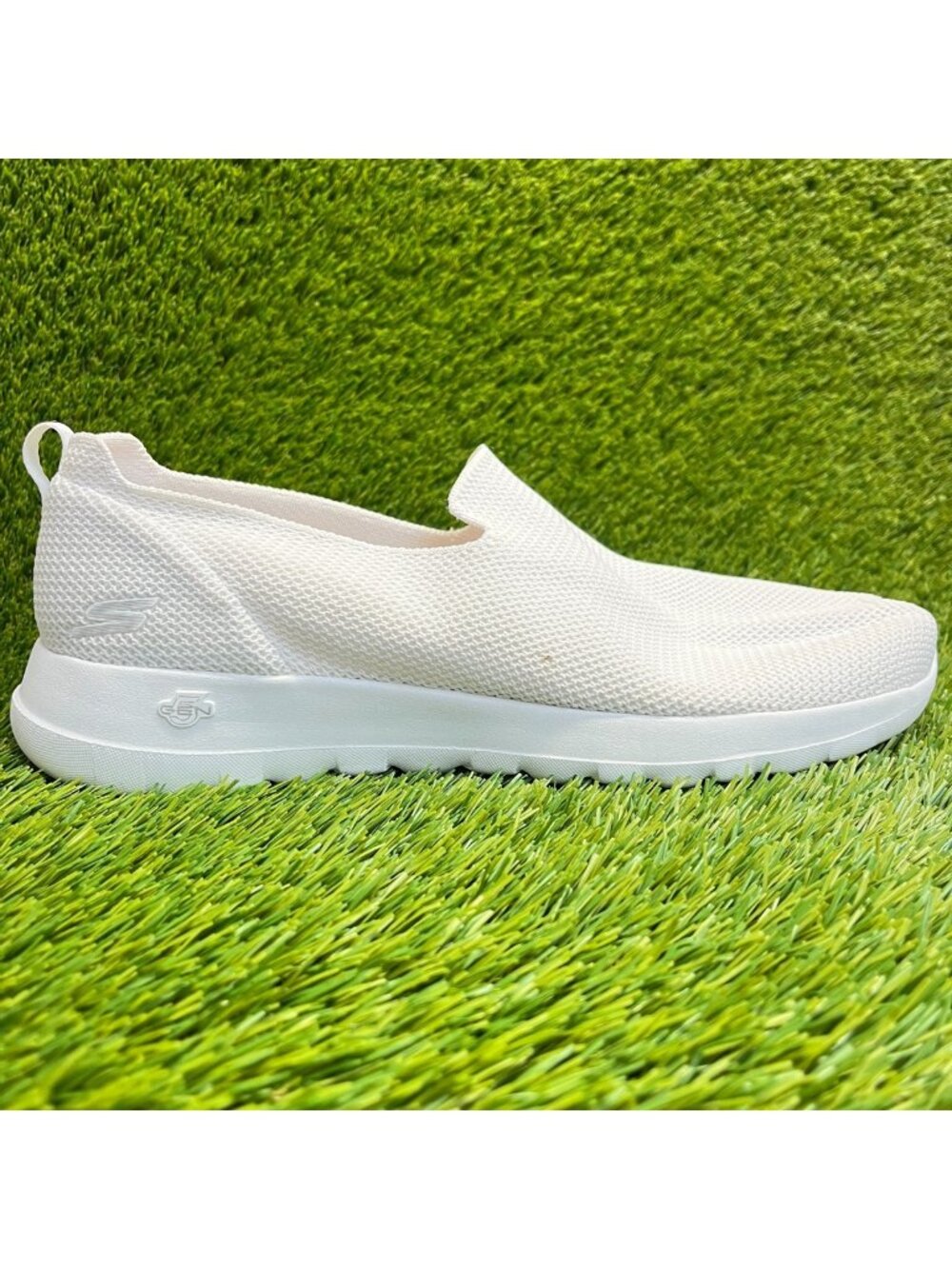 Skechers Go Walk Joy Womens Size 13 White Walking Outdoor Slip On Shoes Sneakers